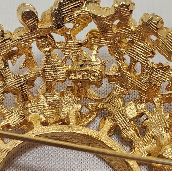 ART Pepper Floral Crescent Gold Brooch - Picture 6 of 10